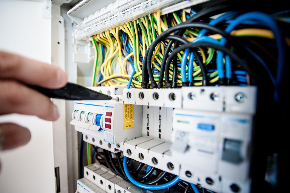 Đi Dây Điện Trong Nhà Dùng Loại Nào? 5 Mức Tiết Diện Chuẩn Thợ điện đấu dây vào aptomat trong tủ điện với dây nhiều màu