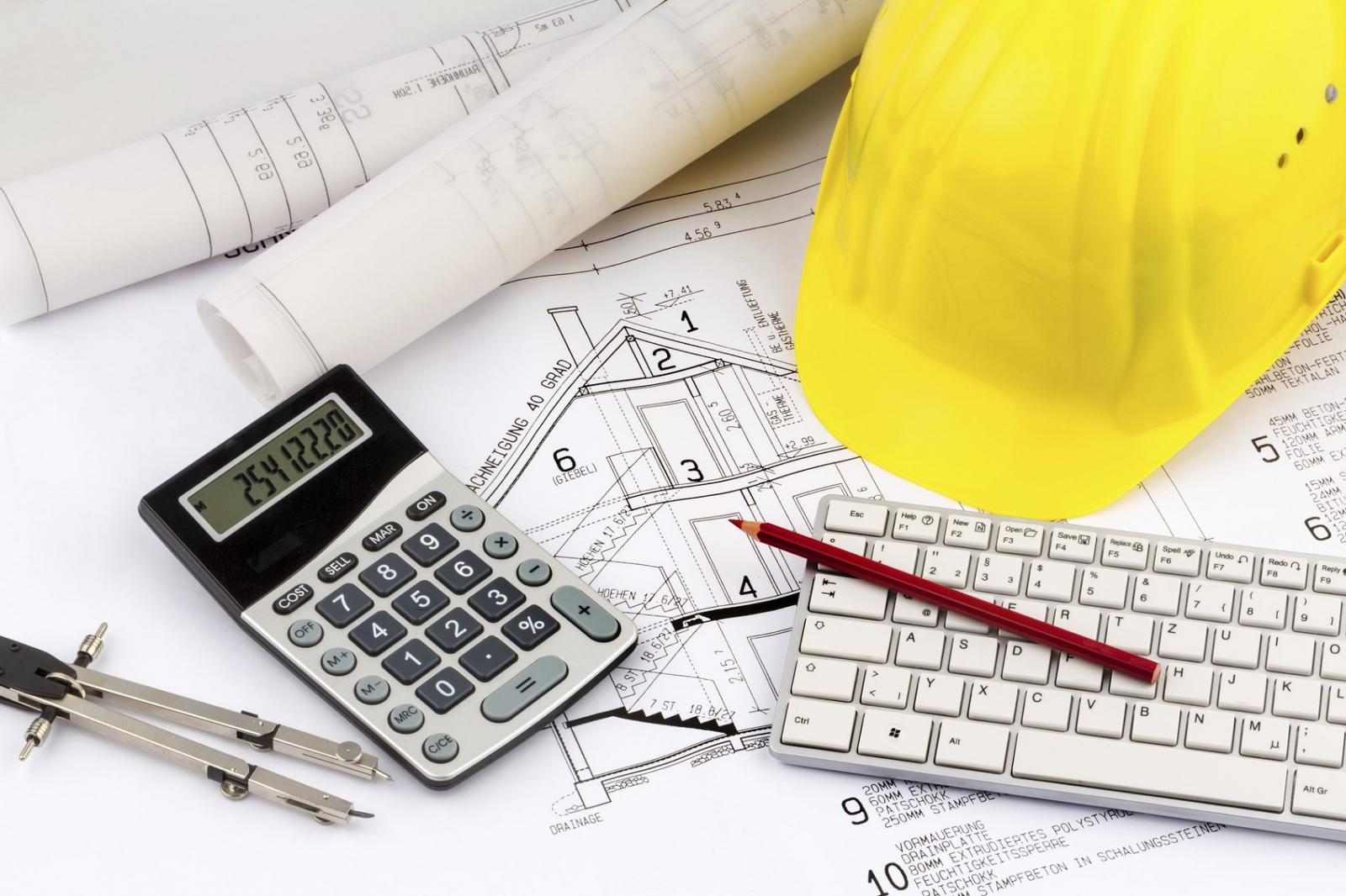 Bảng Dự Toán Xây Nhà: Bí Kíp Tránh Vỡ Kế Hoạch Bảng dự toán chi phí xây nhà kèm bản vẽ kỹ thuật, máy tính và mũ bảo hộ.