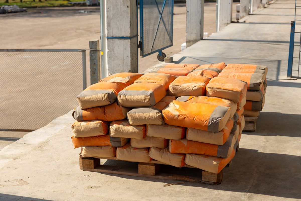 Các bao xi măng xếp trên pallet gỗ