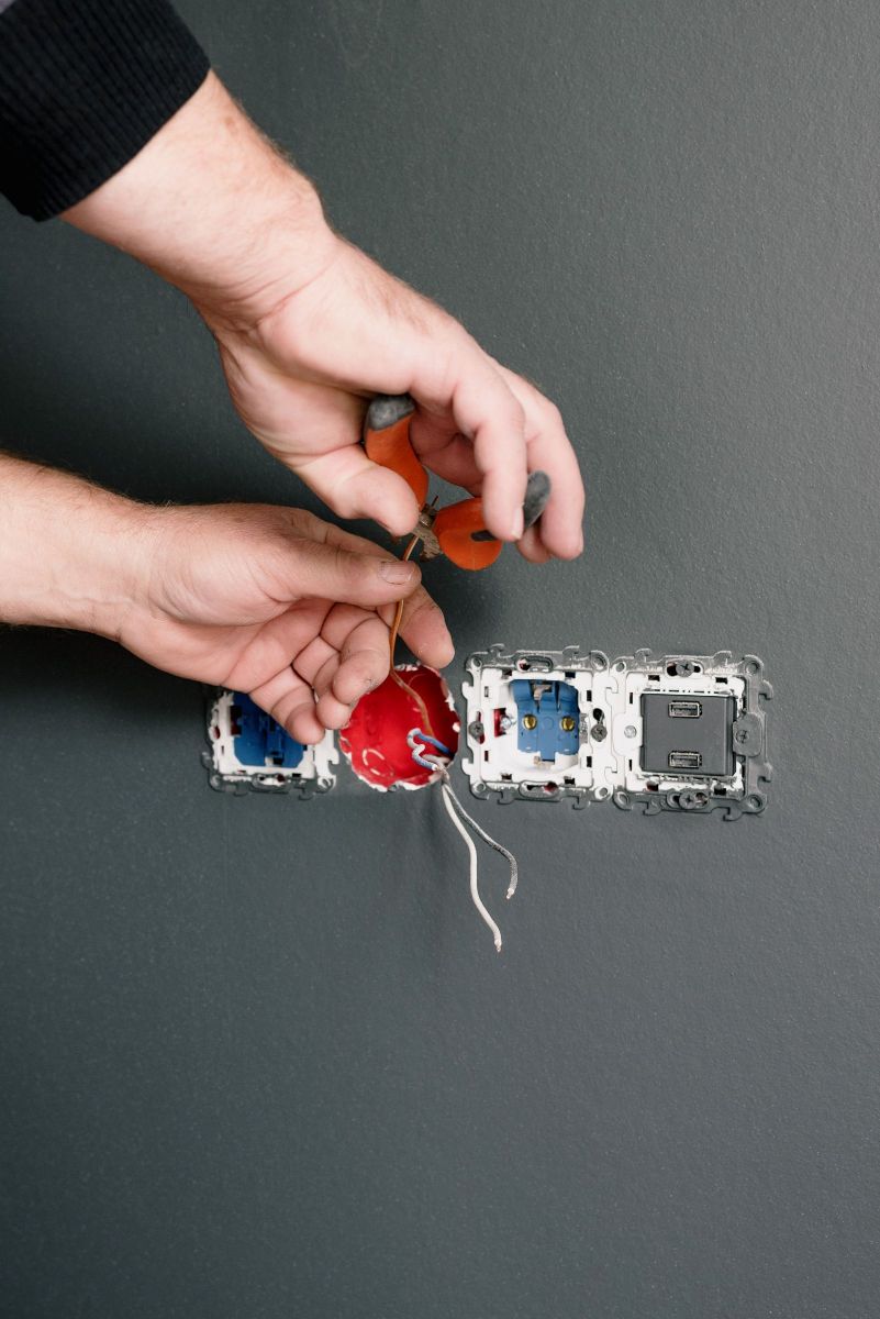 Thợ điện lắp ổ cắm, công tắc âm tường khi hoàn thiện nội thất