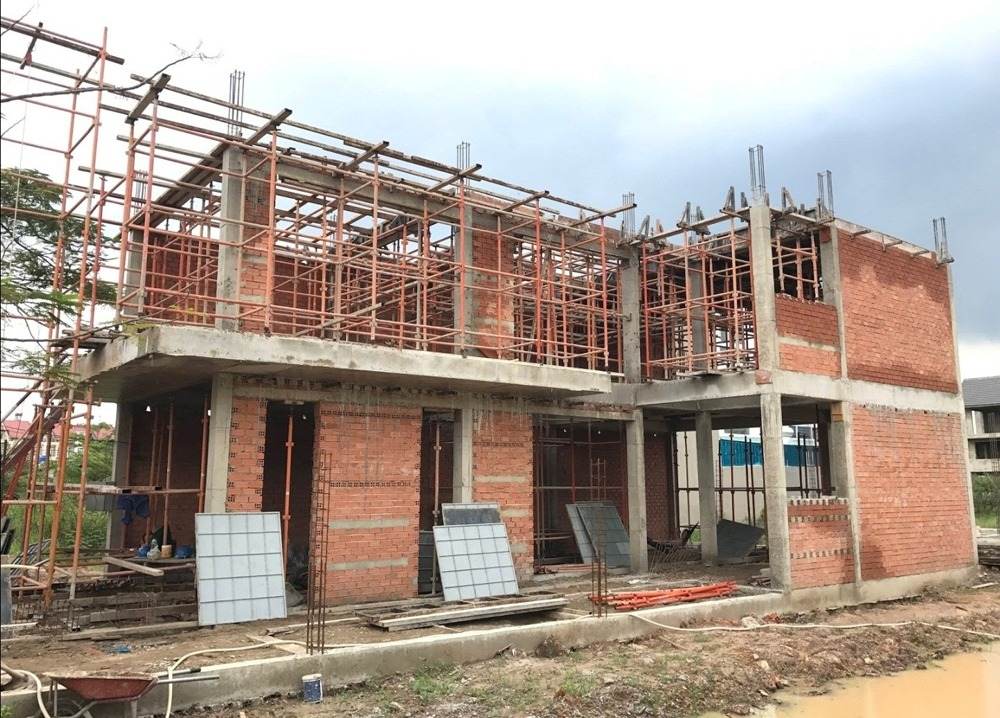Chi Phí Phát Sinh Khi Xây Nhà Và Cách Kiểm Soát Hiệu Quả Công trình nhà ở giai đoạn xây thô với giàn giáo bao quanh