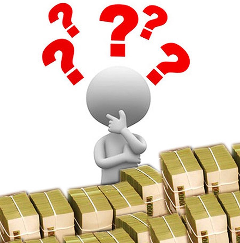 Minh họa chi phí phát sinh khi xây nhà với dấu hỏi và tiền