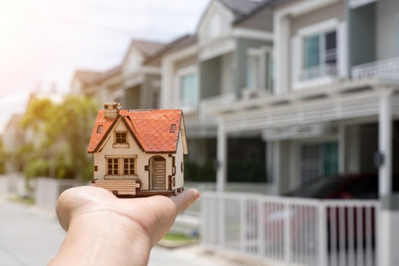 Chia Sẻ Thực Tế Khi Xây Nhà: Những Điều Không Ai Nói Với Bạn Mô hình nhà tượng trưng cho hành trình chia sẻ thực tế khi xây nhà thành công
