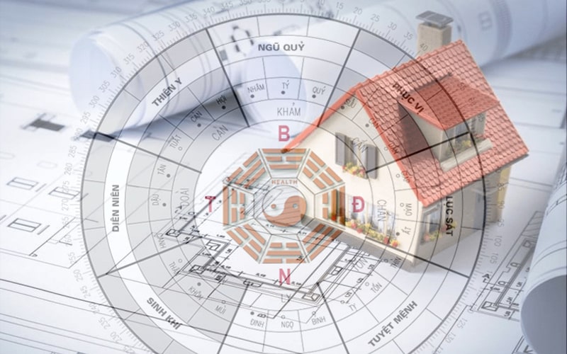 Mô hình nhà và bản vẽ kiến trúc kết hợp la bàn phong thủy – biểu thị sự cẩn trọng khi chọn mua đất xây nhà theo hướng, mệnh và vị trí địa lý phù hợp.