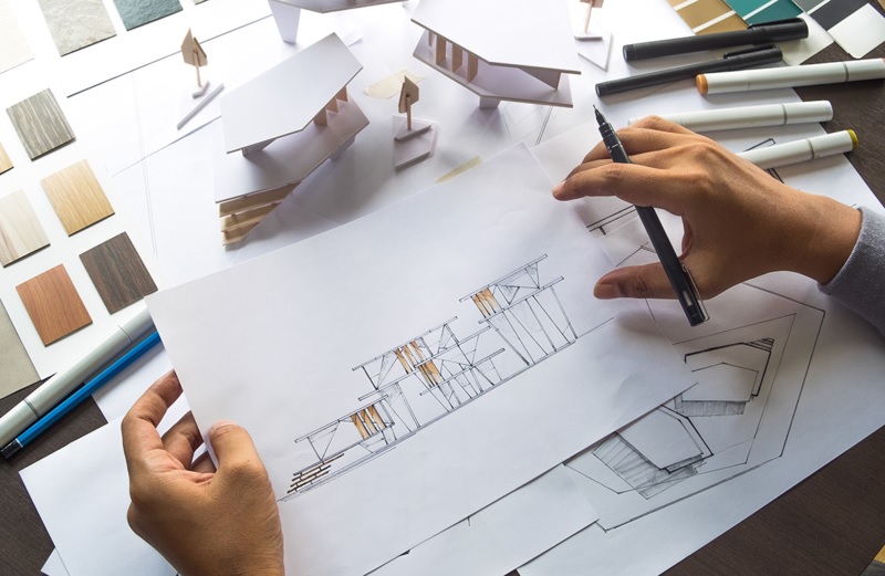 Kiến trúc sư đang thiết kế và lựa chọn vật liệu xây dựng, minh họa kinh nghiệm chọn vật liệu thông qua chuyên môn và tư vấn chuyên sâu.