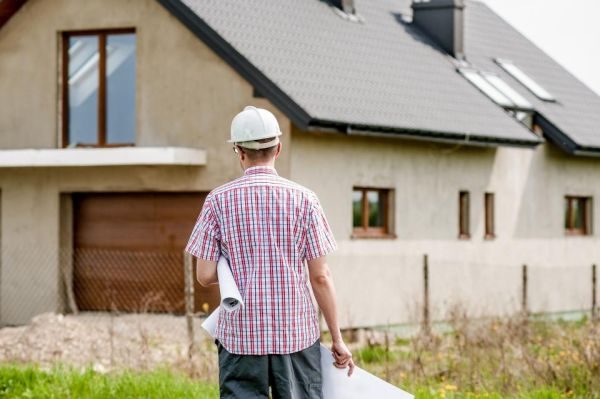Chủ nhà kiểm tra checklist chuẩn bị động thổ xây nhà
