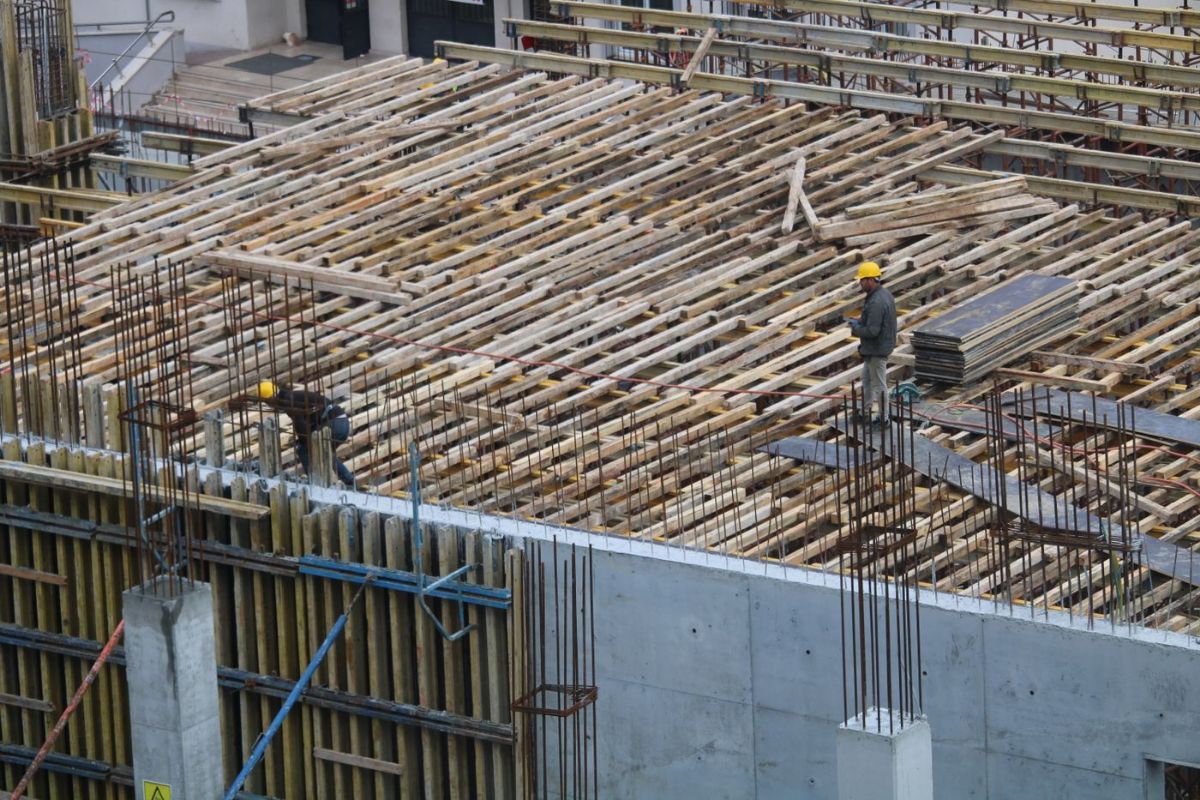 Checklist trước khi khởi công xây nhà - công trường tập kết thép và cốp pha