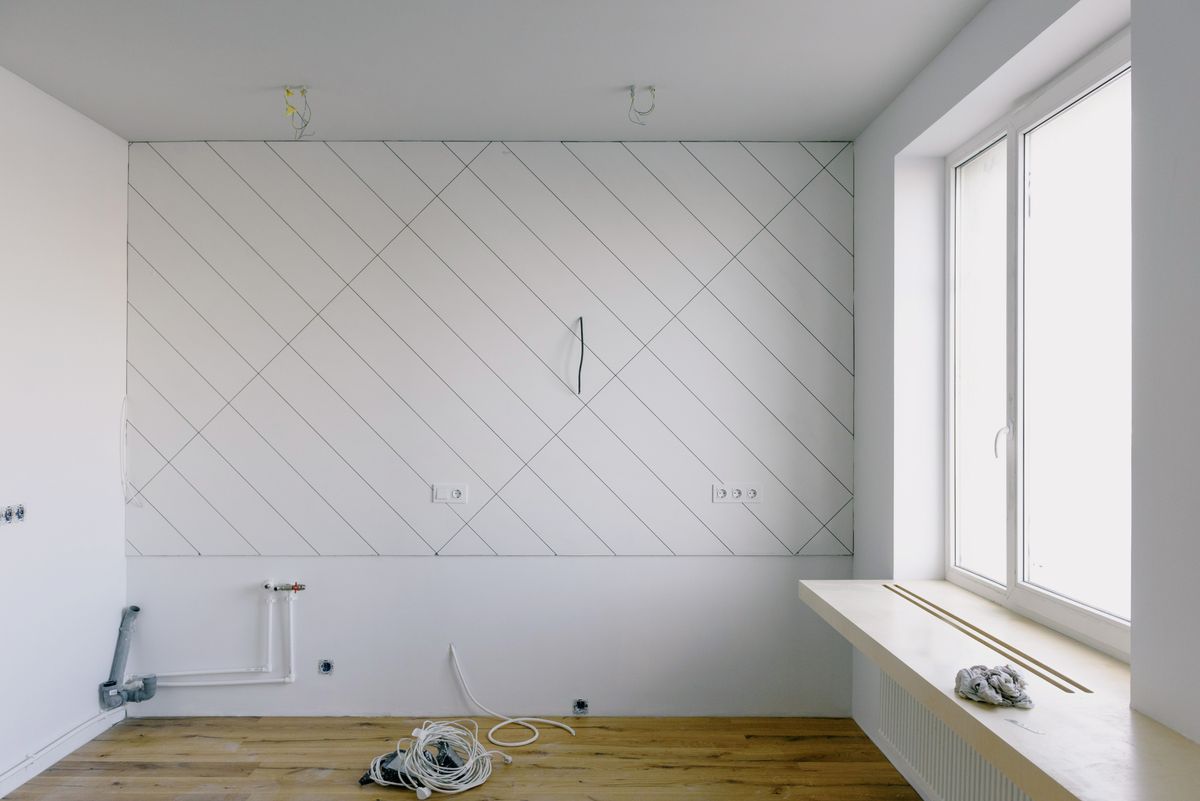 Đi Ống Nước Âm Tường: 7 Lưu Ý Để Không Phải Đục Lại Đầu chờ cấp thoát nước trong phòng bếp đang thi công