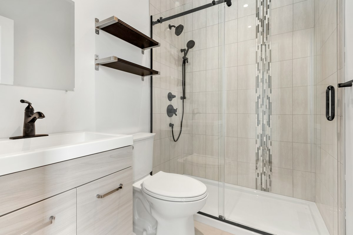 Đi Ống Nước Âm Tường: 7 Lưu Ý Để Không Phải Đục Lại Đi ống nước âm tường cho phòng tắm có sen gắn tường