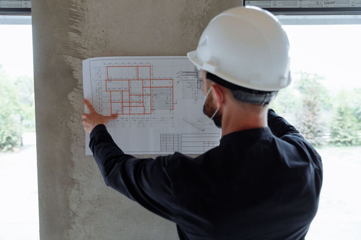 Kỹ sư đối chiếu bản vẽ xây dựng tại công trình
