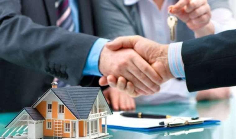 Giám Sát Xây Nhà Từ Xa: 7 Cách Giúp Bạn An Tâm Khi Không Có Mặt Bắt tay ký hợp đồng xây nhà với mô hình biệt thự đặt trên bàn