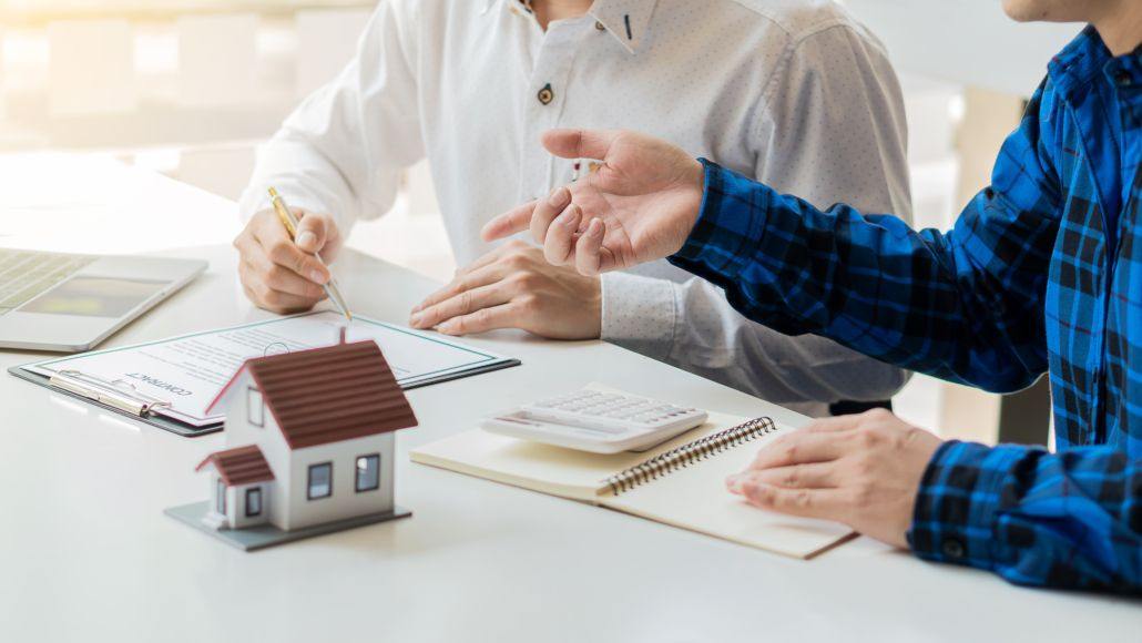 Giám Sát Xây Nhà Từ Xa: 7 Cách Giúp Bạn An Tâm Khi Không Có Mặt Trao đổi hợp đồng và kế hoạch xây dựng nhà ở cùng mô hình minh họa