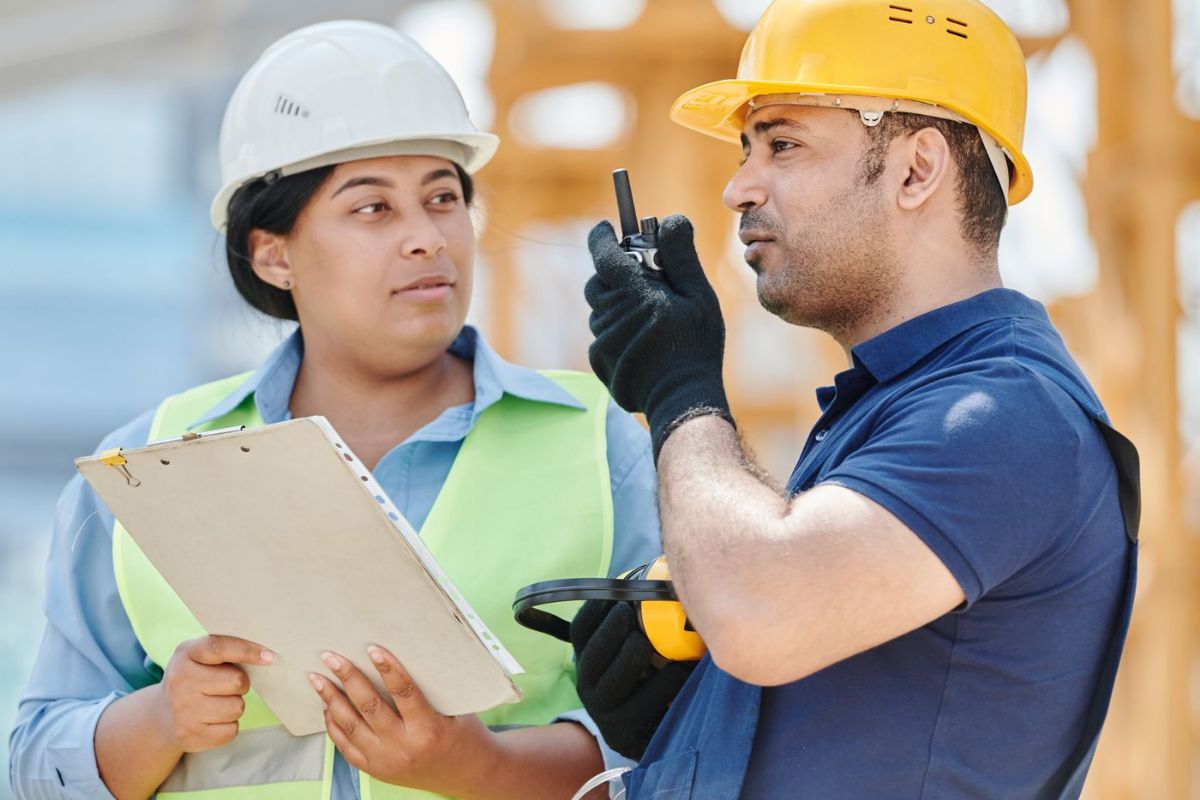 Kỹ sư giám sát kiểm tra tiến độ và an toàn công trường