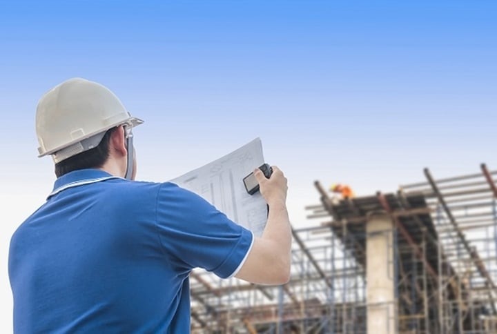 Giám Sát Xây Nhà Hiệu Quả: 5 Nguyên Tắc Giúp Bạn Không Phải Đập Làm Lại Kỹ sư đang giám sát xây nhà tại công trường