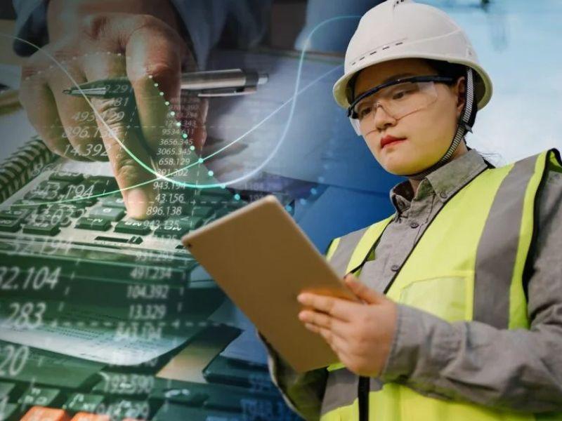 Giám Sát Xây Nhà Hiệu Quả: 5 Nguyên Tắc Giúp Bạn Không Phải Đập Làm Lại Kỹ sư nữ đang sử dụng tablet để giám sát xây nhà