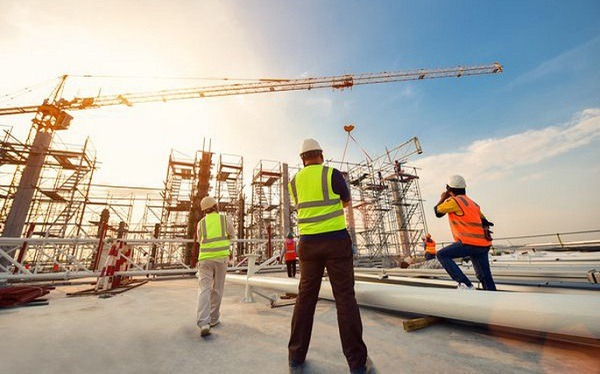 Giám Sát Xây Nhà Hiệu Quả: 5 Nguyên Tắc Giúp Bạn Không Phải Đập Làm Lại Nhóm kỹ sư giám sát xây nhà giữa công trường lớn