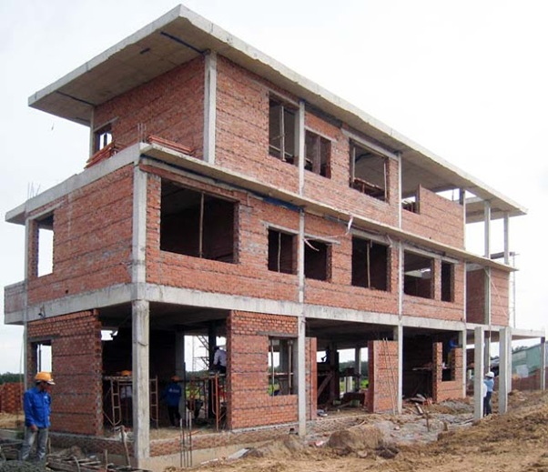 Hành Trình Xây Nhà Đầu Tiên: Câu Chuyện Thật Và Bài Học Đáng Giá Công trình nhà 3 tầng đang xây phần thô với tường gạch đỏ và cột bê tông