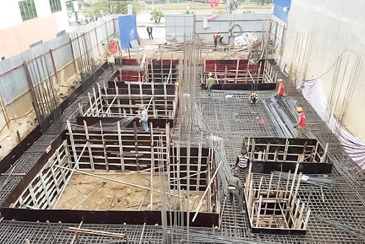 Hành Trình Xây Nhà Đầu Tiên: Câu Chuyện Thật Và Bài Học Đáng Giá Thi công móng biệt thự với cốt thép và coffa chuẩn kỹ thuật, nhiều công nhân làm việc