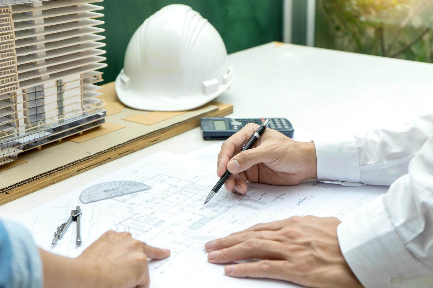 Kinh Nghiệm Làm Nhà Lần Đầu: 5 Bài Học "Xương Máu" Đáng Nhớ Gia chủ knh nghiệm lần đầu làm nhà trao đổi bản vẽ cùng kiến trúc sư