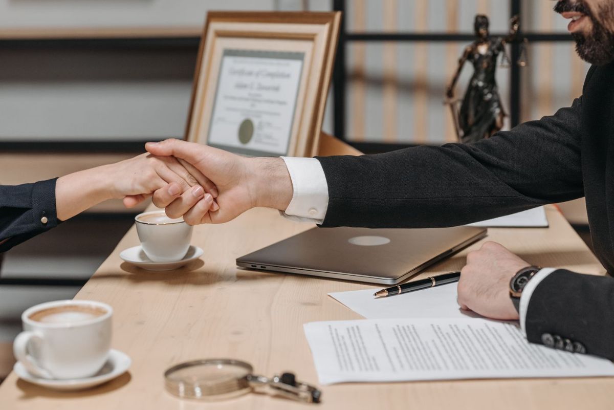 Ký hợp đồng thi công với nhà thầu trước khi khởi công xây nhà