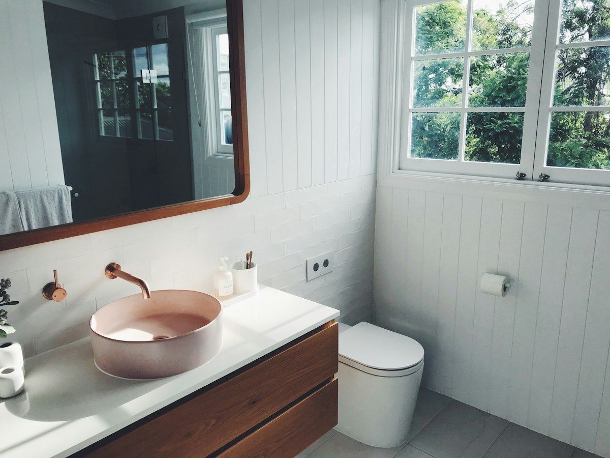 Đi Ống Nước Âm Tường: 7 Lưu Ý Để Không Phải Đục Lại Lavabo dùng vòi âm tường