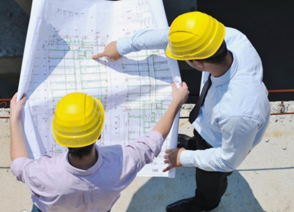 6 Mẹo Làm Nhà Không Bị Phát Sinh Kinh Nghiệm Xương Máu Từ Gia Chủ 9x Gia chủ đội mũ bảo hộ giám sát công trình đang thi công phần thô