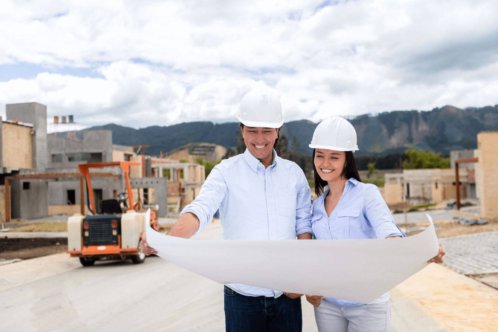 Gia chủ kiểm tra bản vẽ trên công trường để kiểm soát chi phí phát sinh