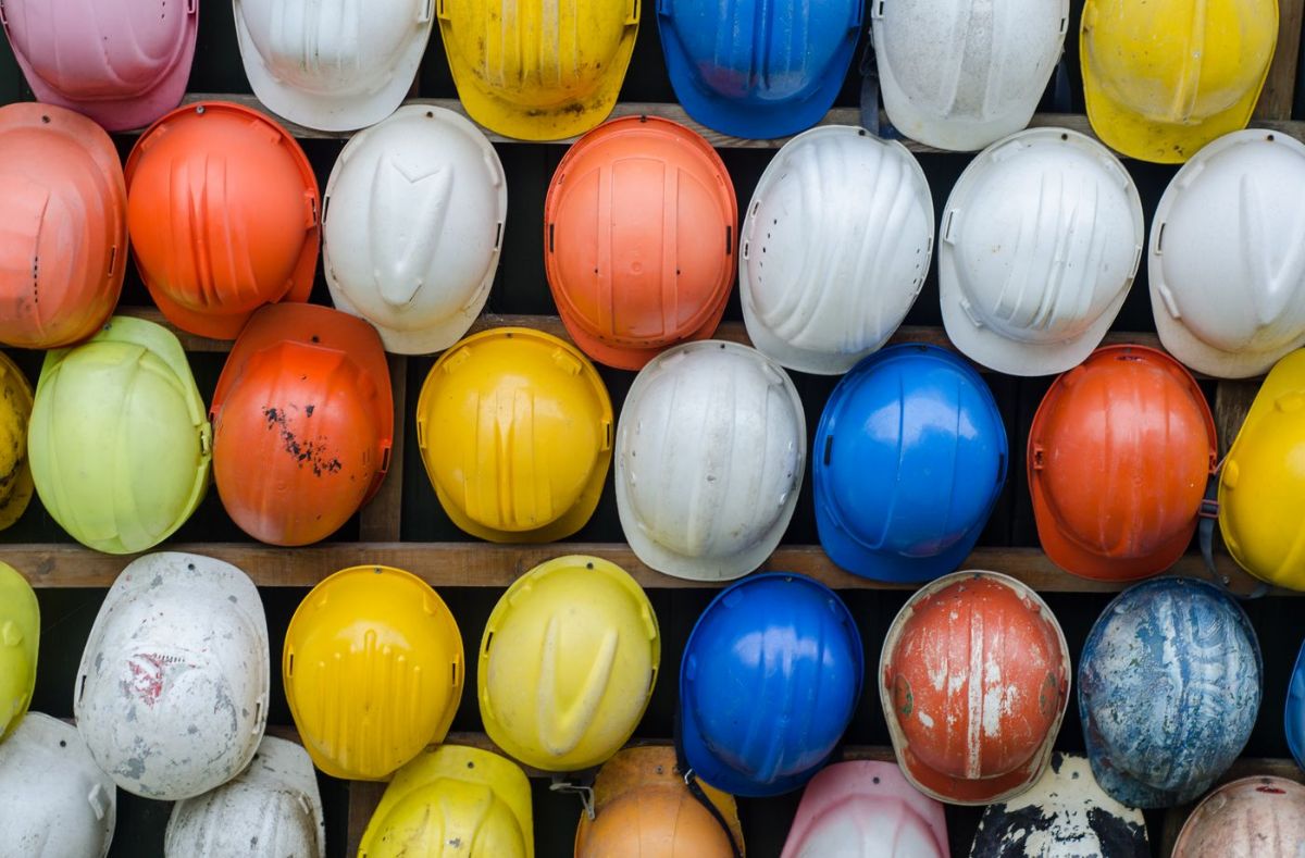 Mũ bảo hộ lao động chuẩn bị cho công trường xây nhà