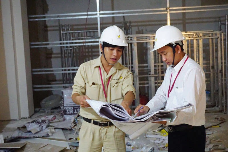 Nghiệm Thu Công Trình Đúng Chuẩn Và Những Lưu Ý Sau Thi Công Kỹ sư đang kiểm tra bản vẽ trong quá trình nghiệm thu công trình xây dựng