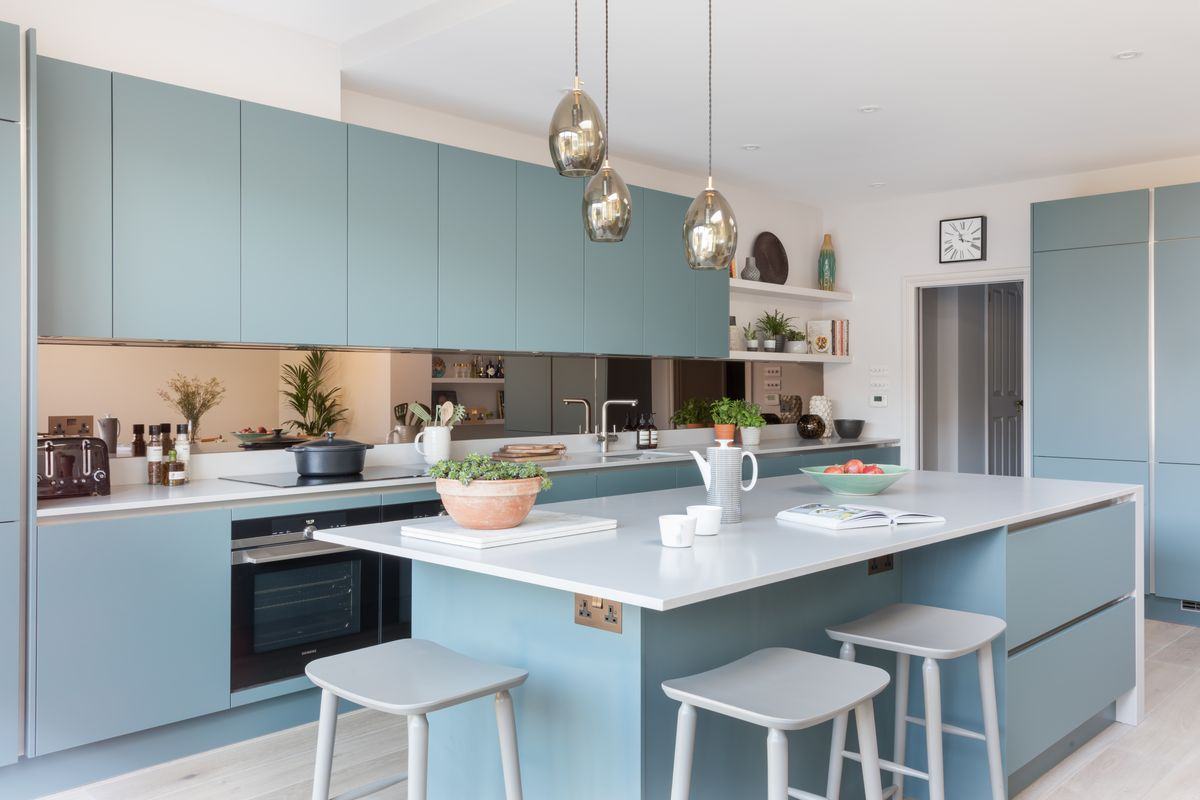 Nội thất bếp biệt thự màu pastel xanh nhẹ nhàng