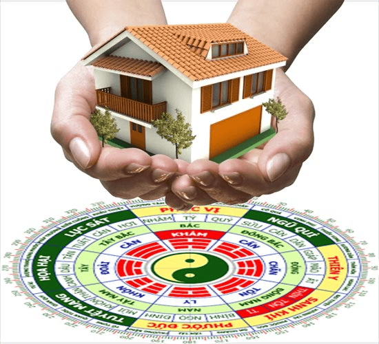 Trong quá trình lên ý tưởng và thiết kế tổ ấm, rất nhiều gia chủ quan tâm đến việc chọn hướng, bố cục phòng và các yếu tố cân bằng năng lượng sao cho phù hợp với tuổi mệnh. Hình ảnh minh họa cho thấy vai trò của phong thủy làm nhà như một chiếc bản đồ vô hình giúp kết nối giữa con người và môi trường sống. Việc kết hợp giữa mô hình ngôi nhà và la bàn bát quái truyền thống là biểu tượng cho sự tìm kiếm hài hòa – nơi mà mỗi hướng đi, mỗi quyết định đều ảnh hưởng đến vận khí của cả gia đình.Trong quá trình lên ý tưởng và thiết kế tổ ấm, rất nhiều gia chủ quan tâm đến việc chọn hướng, bố cục phòng và các yếu tố cân bằng năng lượng sao cho phù hợp với tuổi mệnh. Hình ảnh minh họa cho thấy vai trò của phong thủy làm nhà như một chiếc bản đồ vô hình giúp kết nối giữa con người và môi trường sống. Việc kết hợp giữa mô hình ngôi nhà và la bàn bát quái truyền thống là biểu tượng cho sự tìm kiếm hài hòa – nơi mà mỗi hướng đi, mỗi quyết định đều ảnh hưởng đến vận khí của cả gia đình.