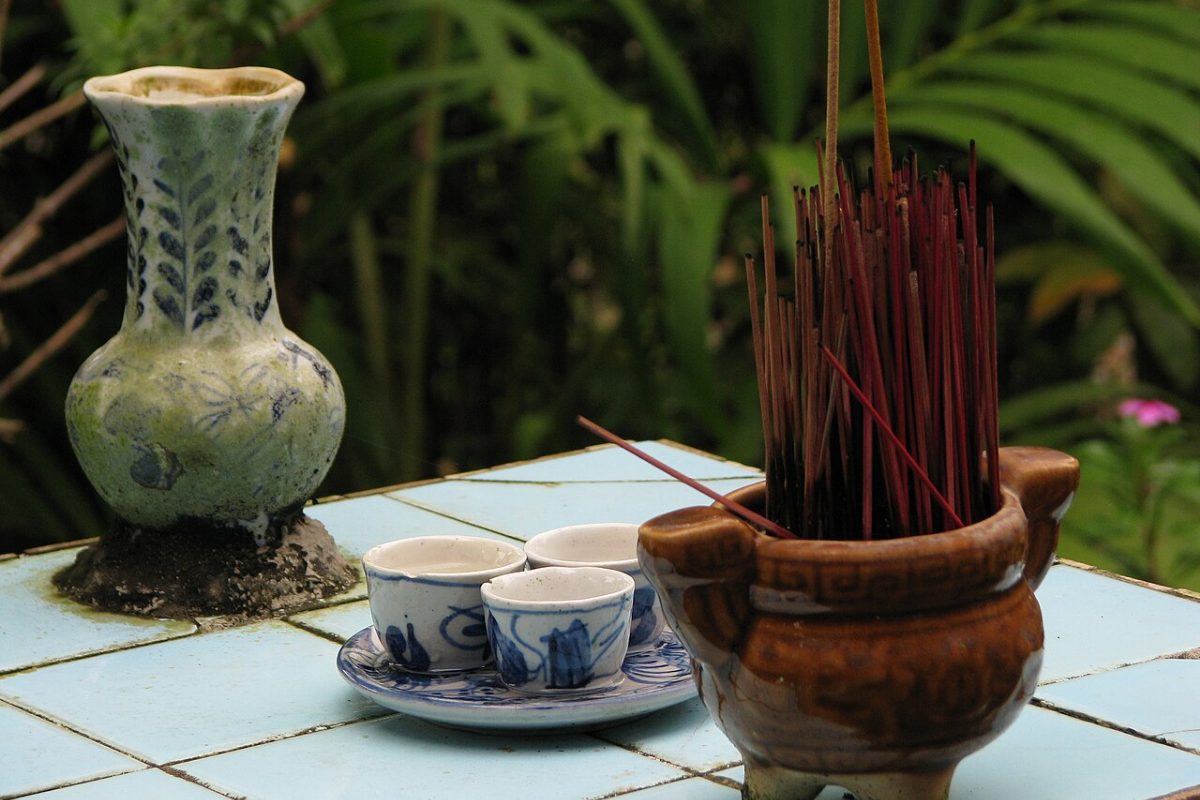 Thắp hương trong lễ động thổ xây nhà vào giờ hoàng đạo