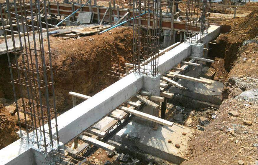 Thi công móng băng, đổ bê tông dầm móng, dựng cốt thép cột nhà phố