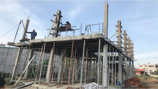 Thi Công Nhà Phần Thô: Cẩn Một Ly, Đi Một Dặm Công nhân đang thi công nhà phần thô với hệ cột, dầm và cốp pha sàn