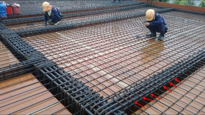 Thi Công Nhà Phần Thô: Cẩn Một Ly, Đi Một Dặm Lắp đặt thép sàn trong giai đoạn thi công nhà phần thô tại công trình dân dụng
