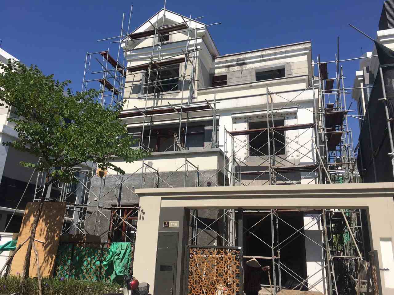 Thi công phần thô villa với giàn giáo bao quanh công trình