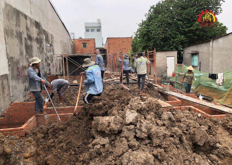 Công nhân đang đào móng và xây dựng phần nền trong thi công phần thô villa