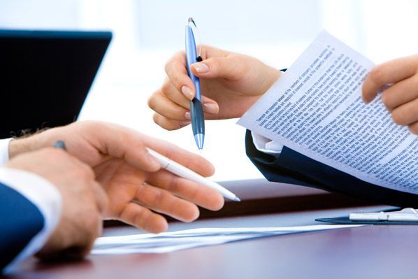 Thủ Tục Pháp Lý Xây Nhà: Cẩn Thận Từng Bước Tránh Rủi Ro Thủ tục pháp lý xây nhà – hai người đang kiểm tra và ký hợp đồng xây dựng