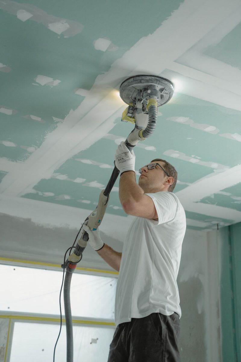 Thợ xử lý mối nối trần thạch cao tránh nứt