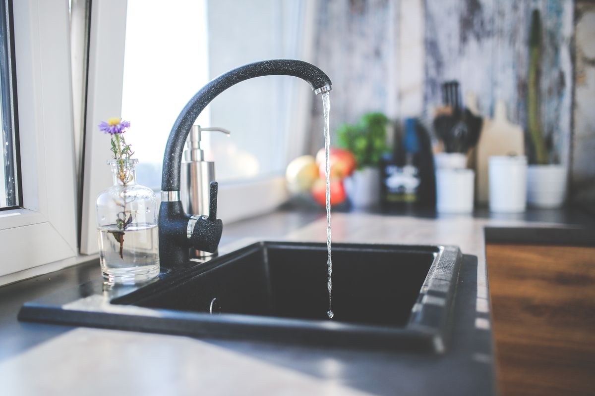 Ống Nước Âm Tường Nên Dùng Loại Nào? 4 Loại Phổ Biến Vòi rửa bát đang chảy nước trong bếp gia đình