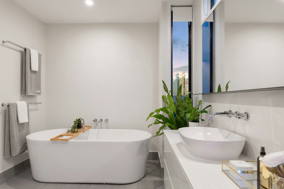 Đi Ống Nước Âm Tường: 7 Lưu Ý Để Không Phải Đục Lại Vòi gắn tường bên bồn tắm nhờ đi ống nước âm tường
