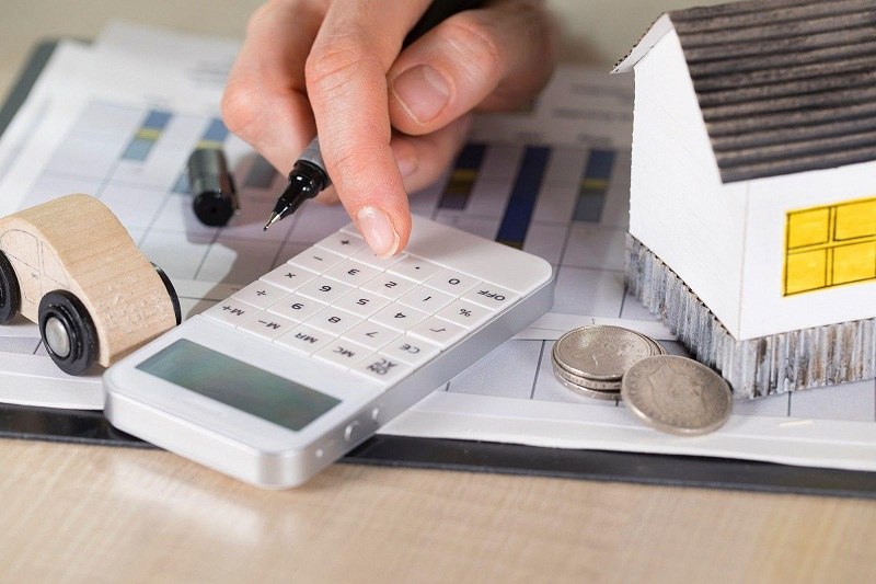 Tính toán chi phí xây nhà tiết kiệm với mô hình tổ ấm và máy tính cá nhân.