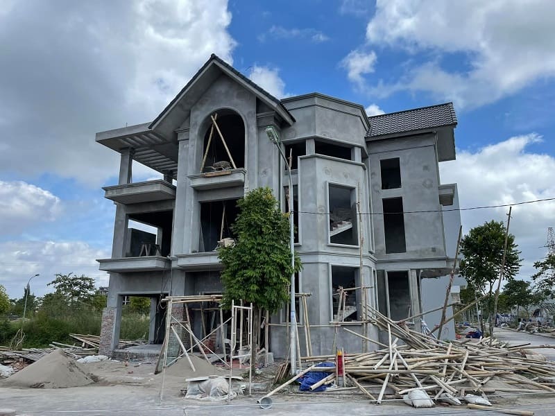 Biệt thự đang trong giai đoạn cuối của quá trình xây thô nhà ở, chuẩn bị nghiệm thu kỹ thuật trước khi hoàn thiện nội thất.