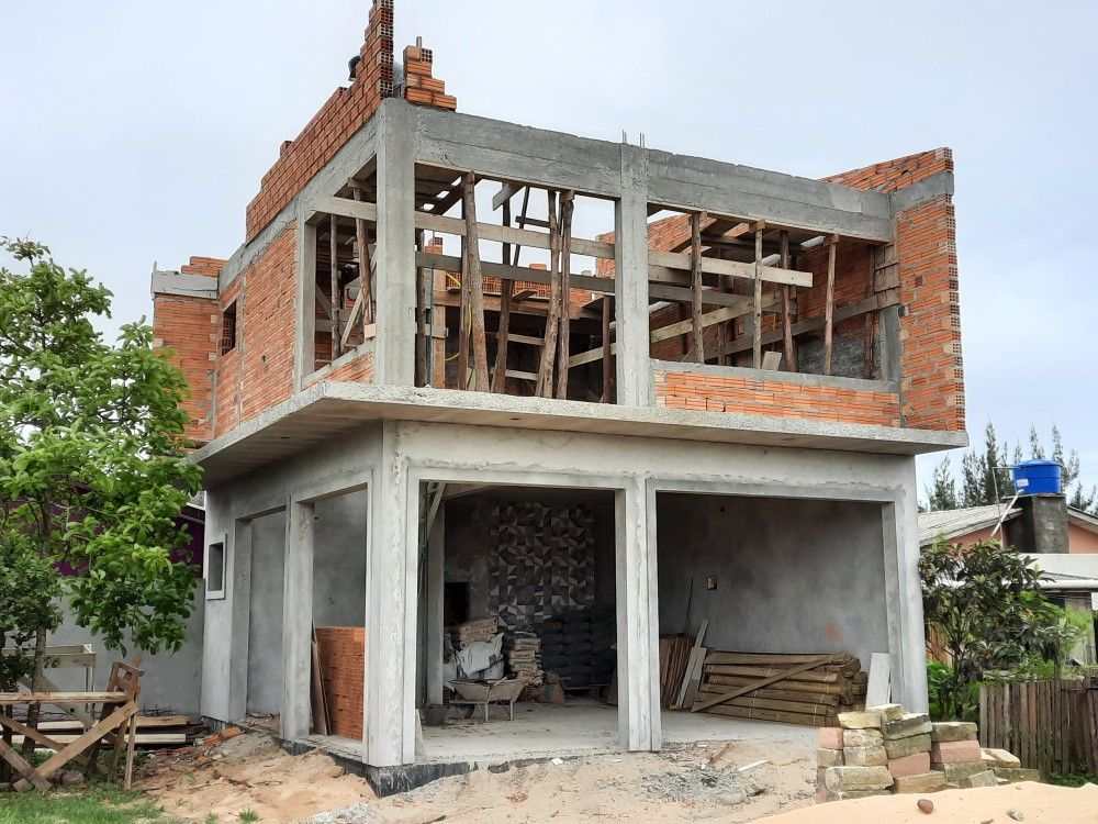 Xây Thô Nhà Ở – Đâu Là Giai Đoạn Không Được Bỏ Qua? Công trình nhà phố 2 tầng đang thi công phần thô với tường gạch và kết cấu bê tông