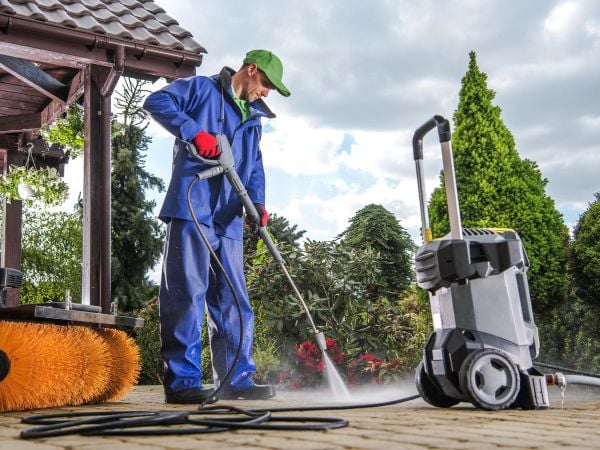 Bí Quyết Xử Lý Rêu Mốc Khu Vực Ngoài Trời: Sạch Bong Sáng Bóng, Chẳng Lo Trơn Trượt xit rua ap cao tay reu moc hieu qua b5ad14c6ca2746d8974d0cbe05d192e0 grande